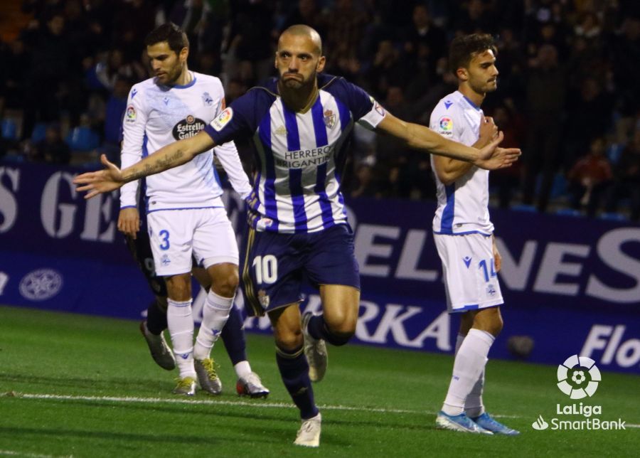 Yuri celebra uno de sus goles.