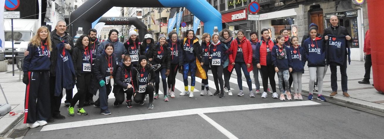 La sudadera de la Carrera de las Empresas 'I love León' se convierte en protagonista en la mañana dominical.