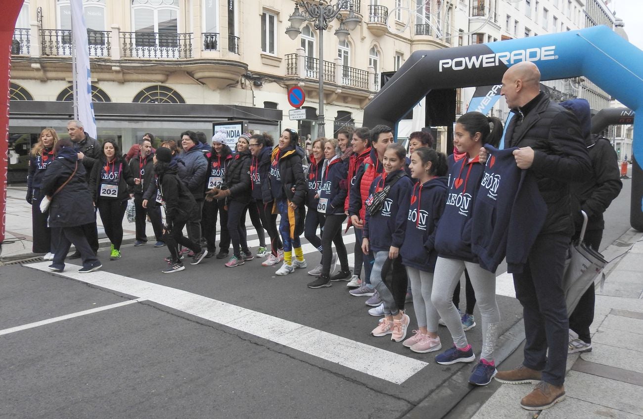 La sudadera de la Carrera de las Empresas 'I love León' se convierte en protagonista en la mañana dominical.