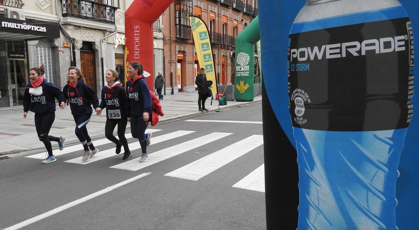 La sudadera de la Carrera de las Empresas 'I love León' se convierte en protagonista en la mañana dominical.