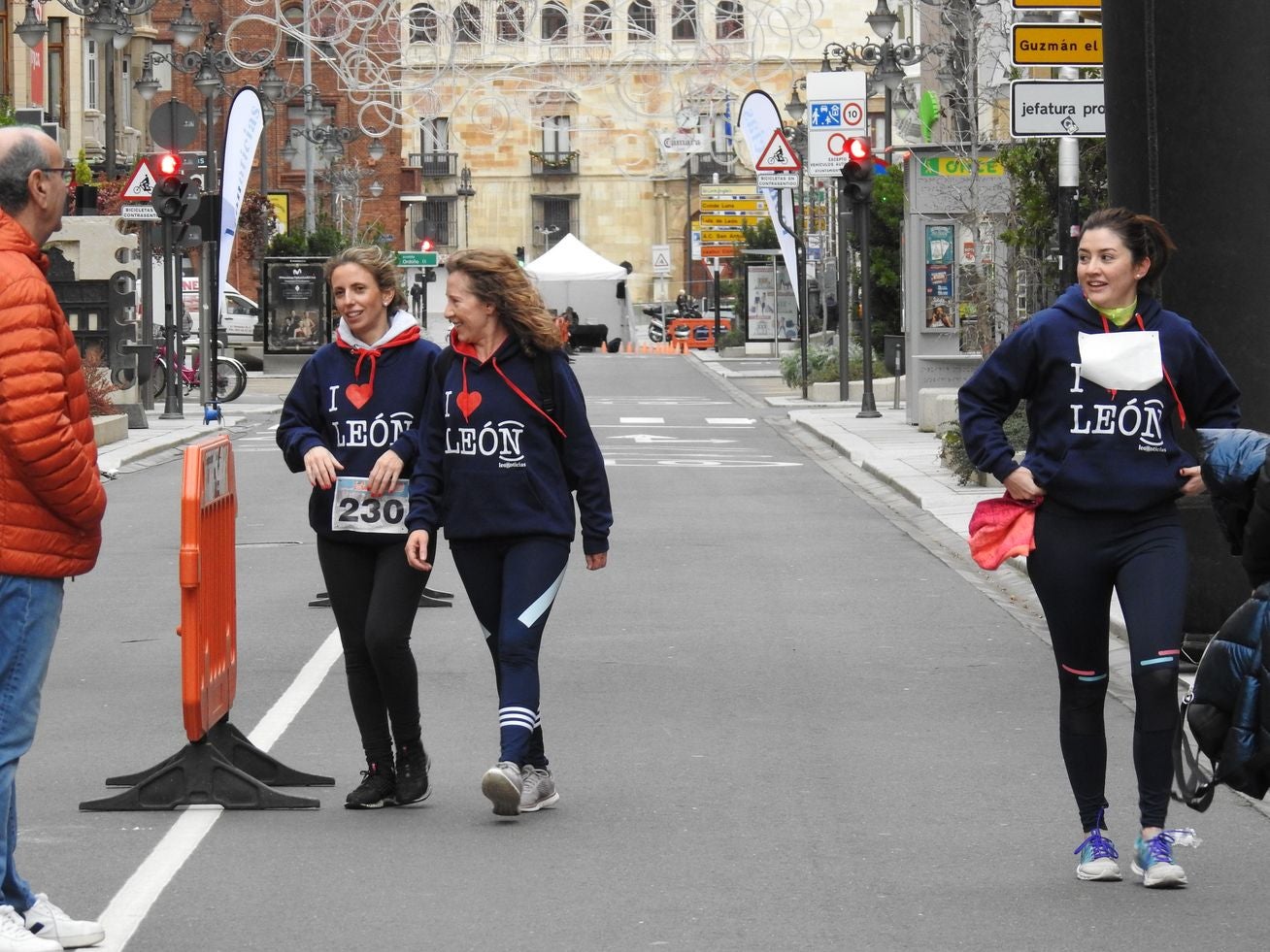 La sudadera de la Carrera de las Empresas 'I love León' se convierte en protagonista en la mañana dominical.