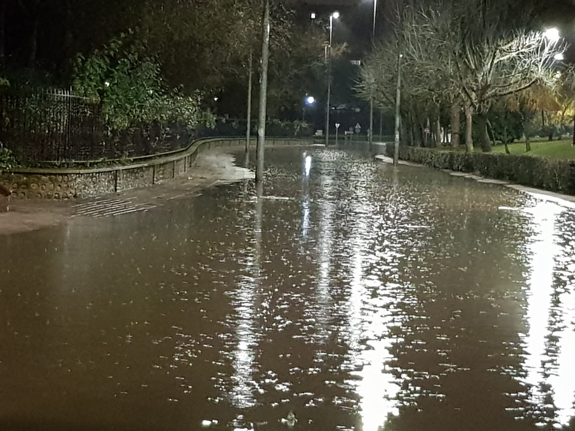 El caudal del Bernesga sobrepasa el cauce del río y obliga a cortar el Paseo de Salamanca en la capital