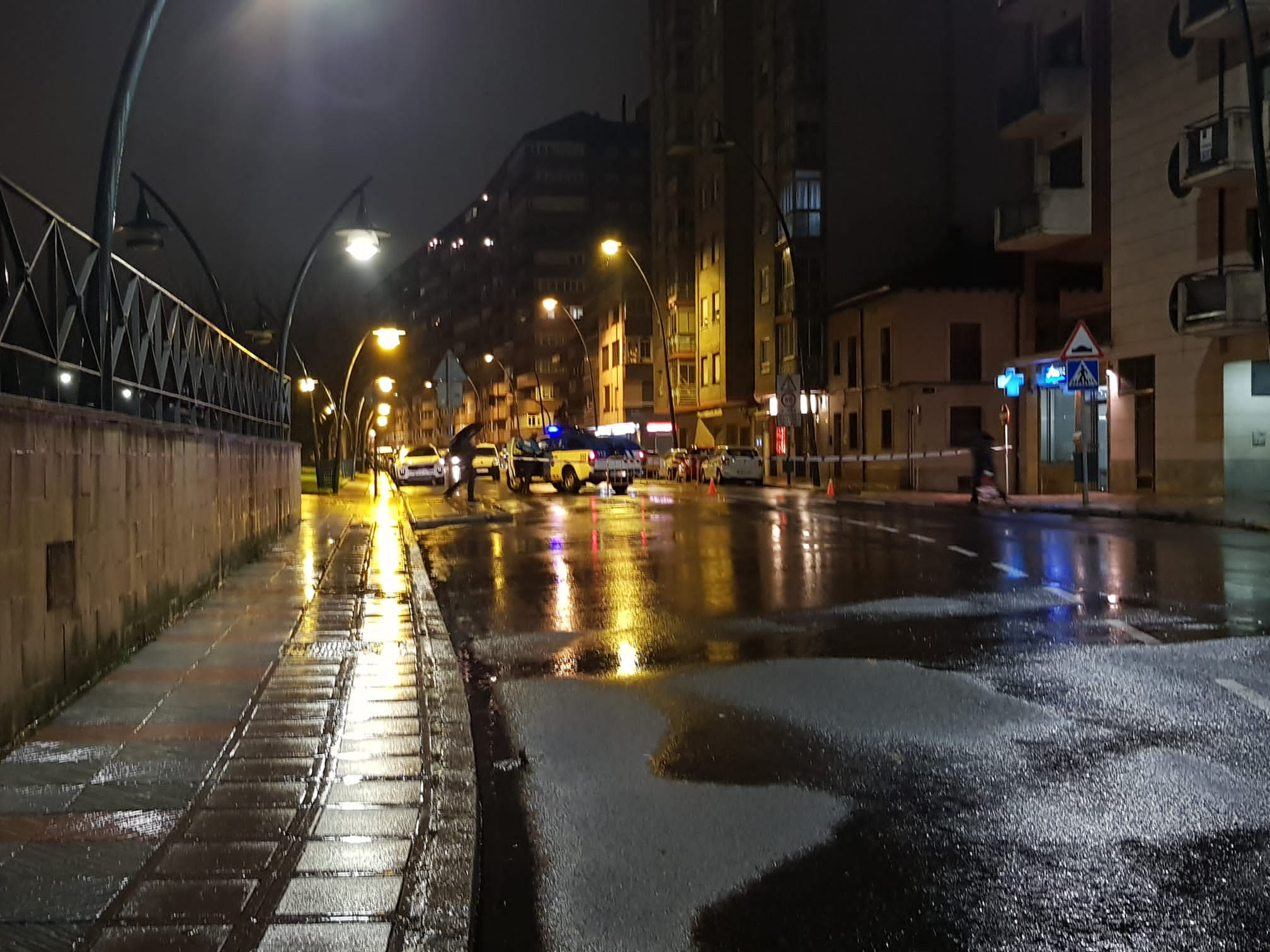 El caudal del Bernesga sobrepasa el cauce del río y obliga a cortar el Paseo de Salamanca en la capital