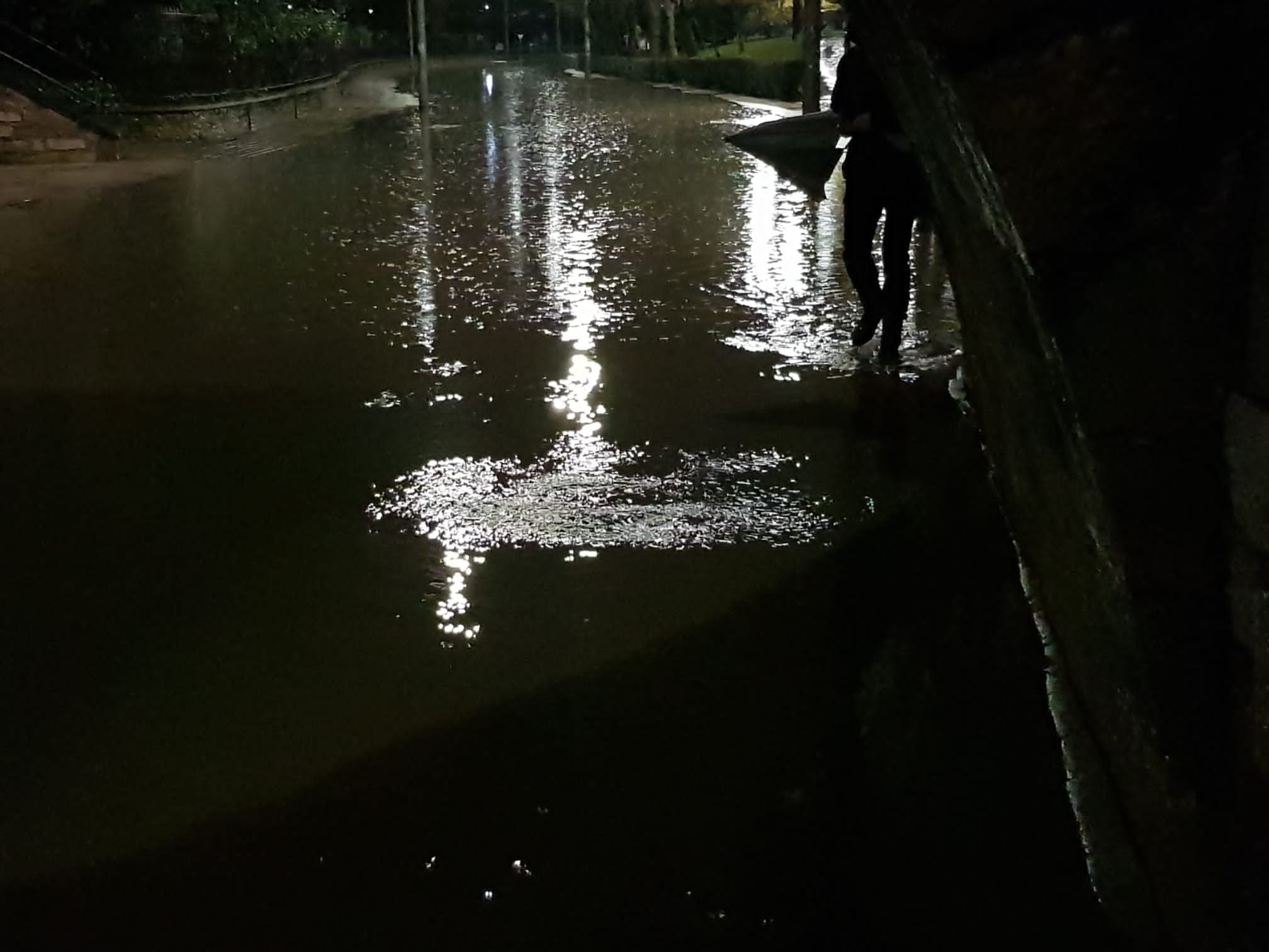 El caudal del Bernesga sobrepasa el cauce del río y obliga a cortar el Paseo de Salamanca en la capital