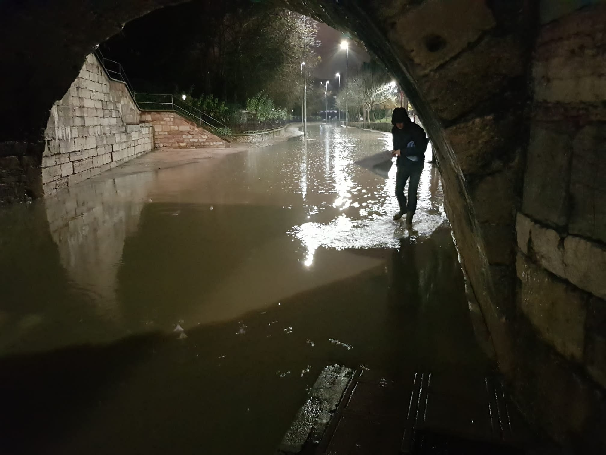 El caudal del Bernesga sobrepasa el cauce del río y obliga a cortar el Paseo de Salamanca en la capital