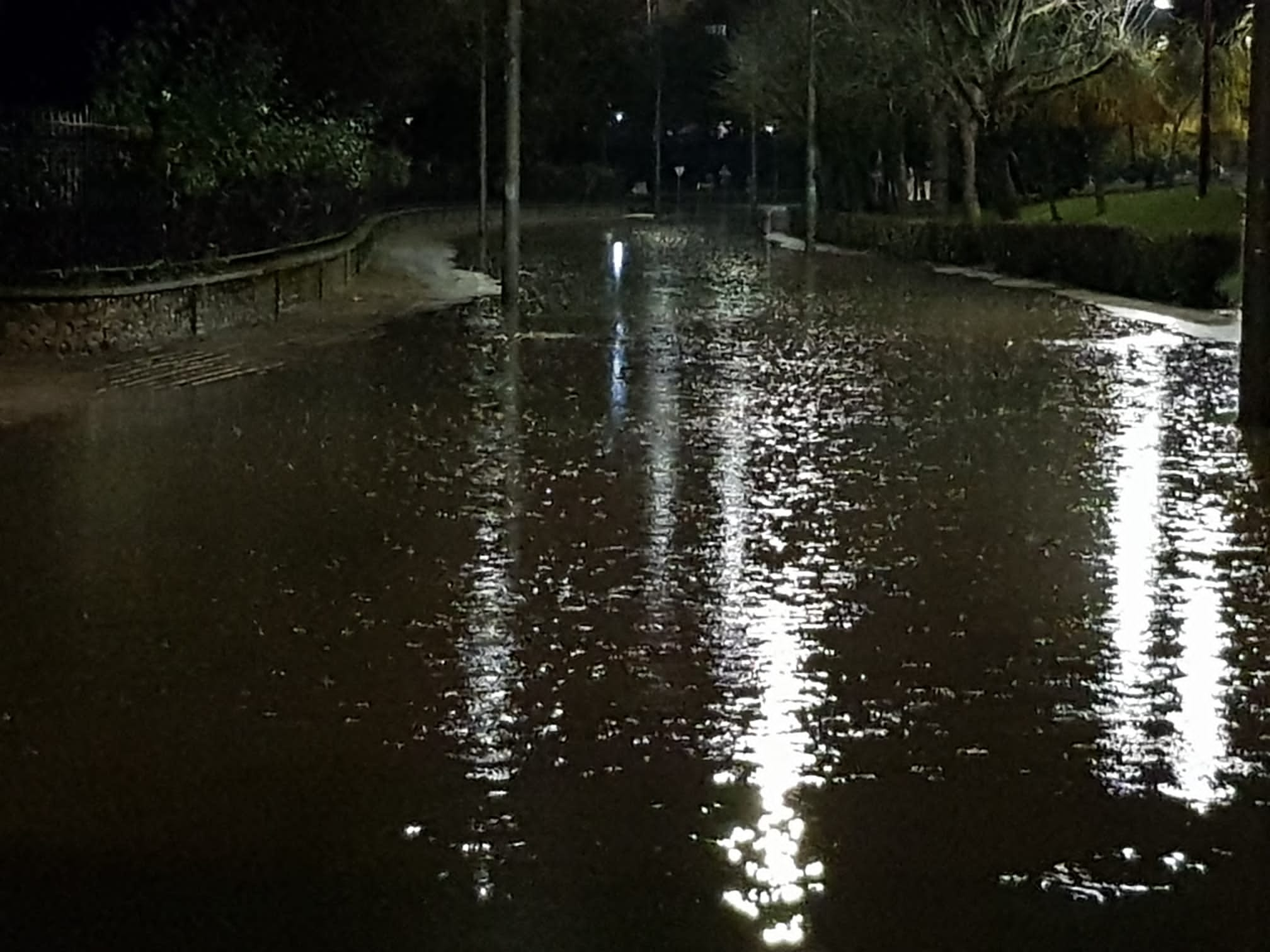 El caudal del Bernesga sobrepasa el cauce del río y obliga a cortar el Paseo de Salamanca en la capital