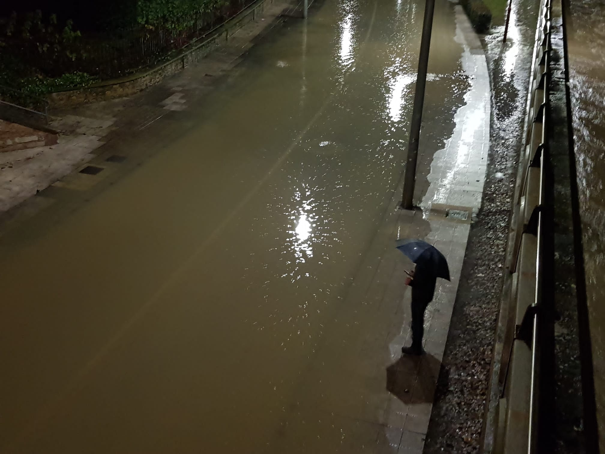 El caudal del Bernesga sobrepasa el cauce del río y obliga a cortar el Paseo de Salamanca en la capital