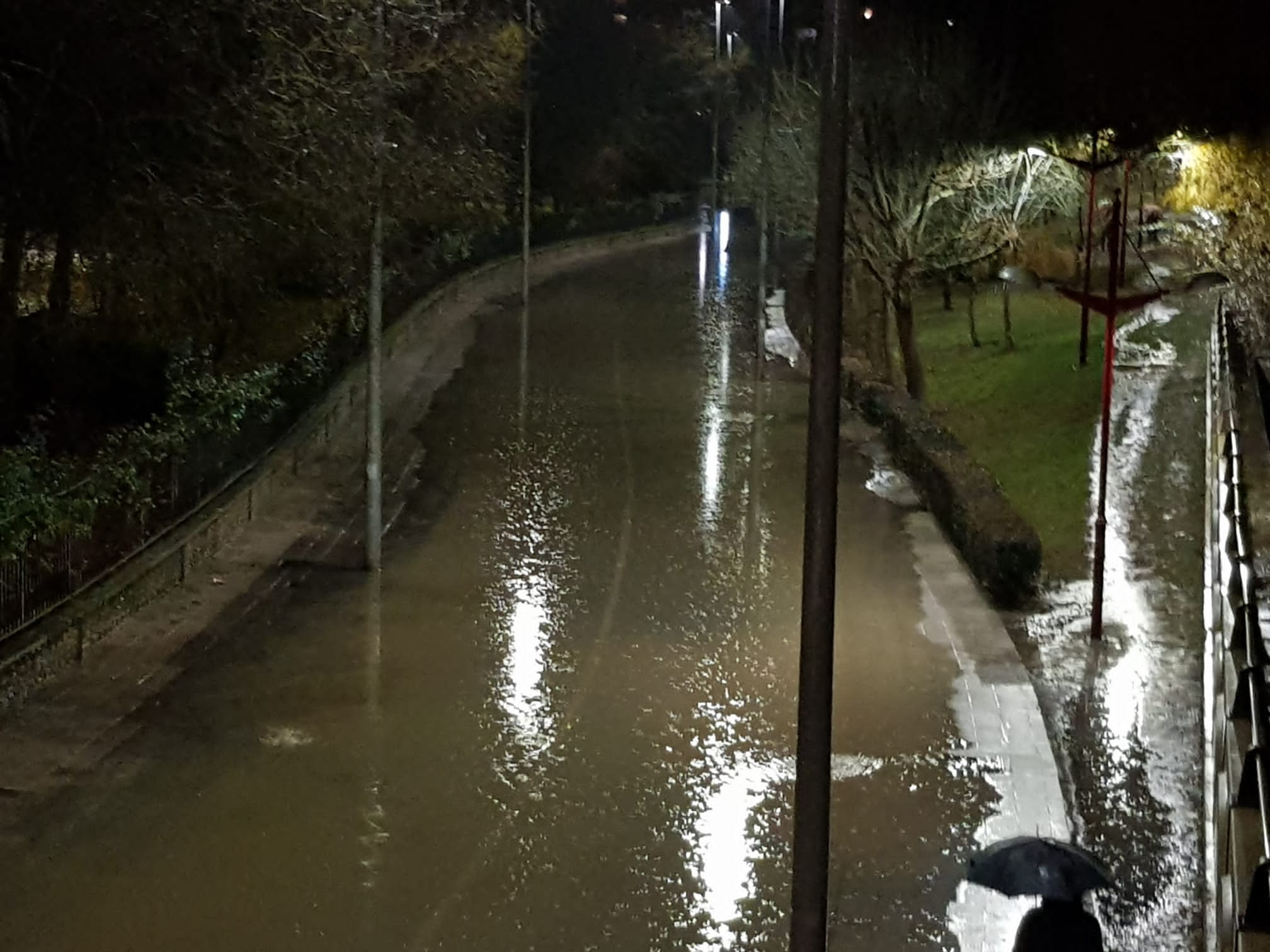 El caudal del Bernesga sobrepasa el cauce del río y obliga a cortar el Paseo de Salamanca en la capital