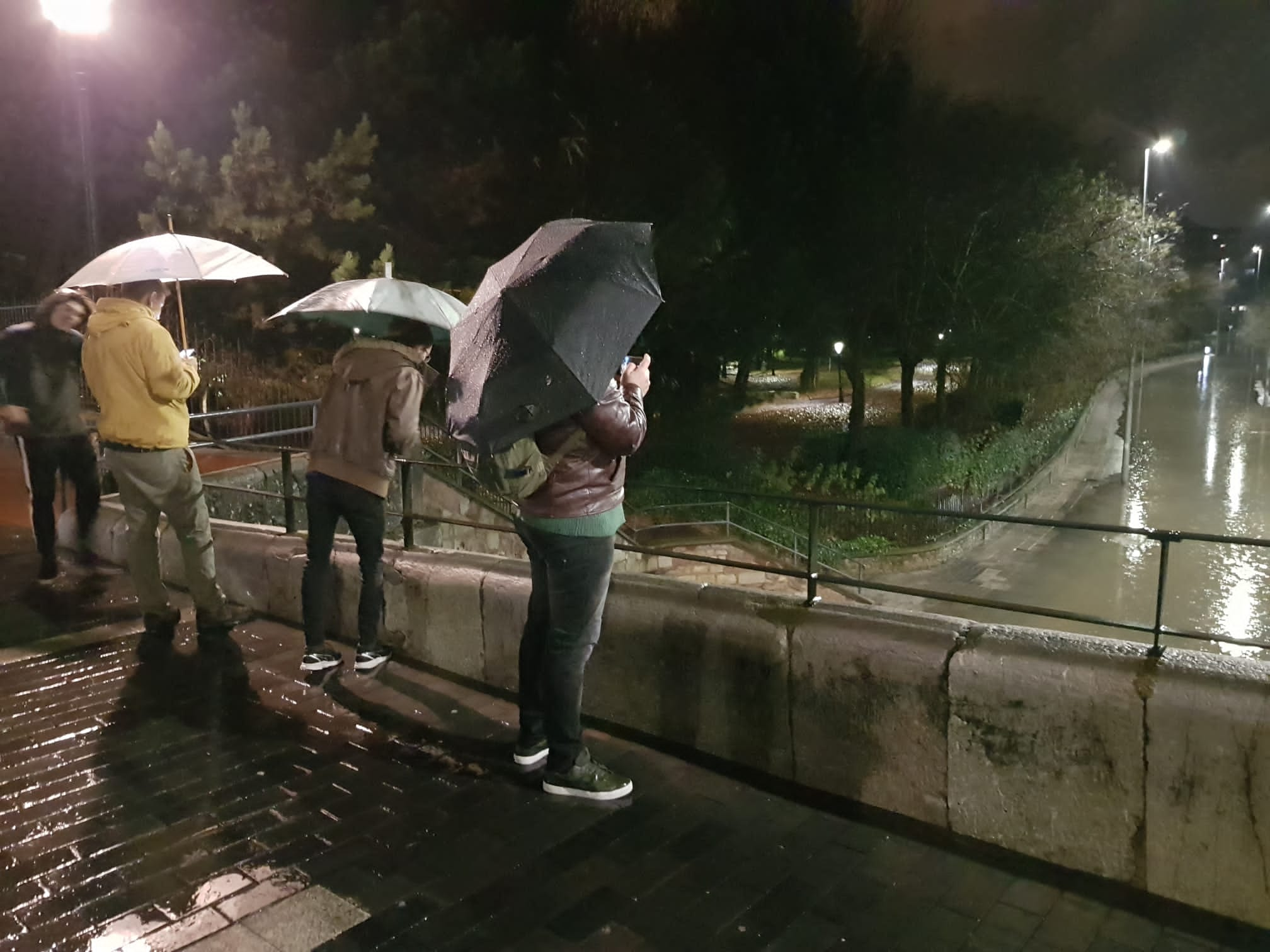 El caudal del Bernesga sobrepasa el cauce del río y obliga a cortar el Paseo de Salamanca en la capital