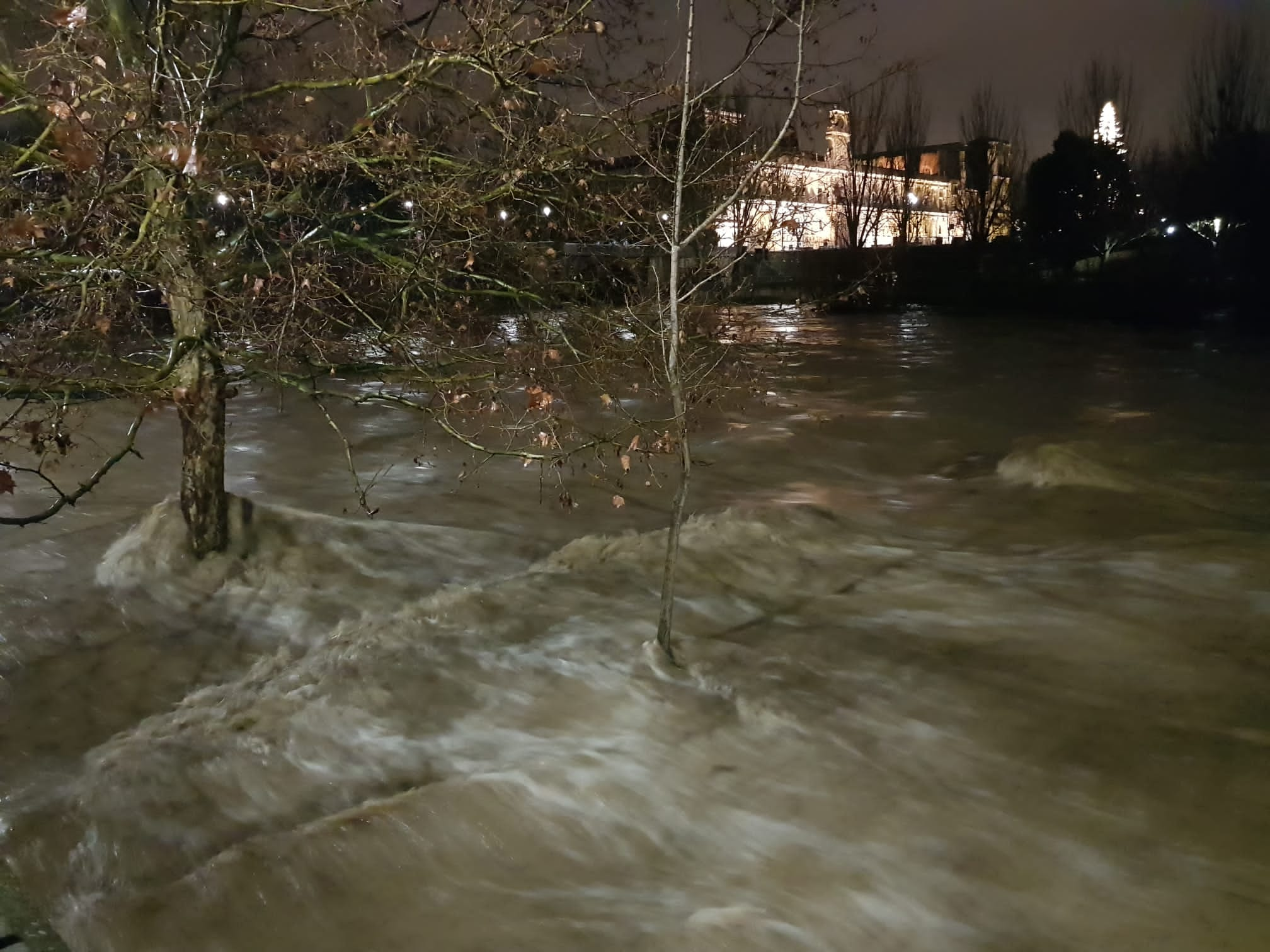 El caudal del Bernesga sobrepasa el cauce del río y obliga a cortar el Paseo de Salamanca en la capital