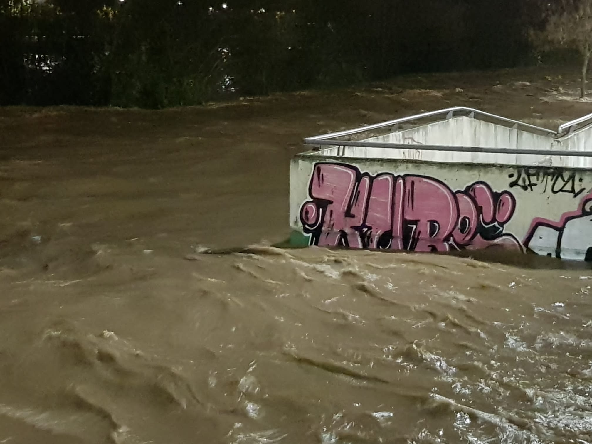 El caudal del Bernesga sobrepasa el cauce del río y obliga a cortar el Paseo de Salamanca en la capital