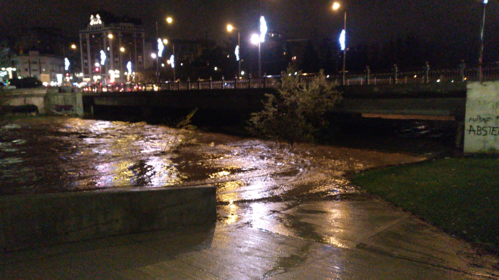 El caudal del Bernesga sobrepasa el cauce del río y obliga a cortar el Paseo de Salamanca en la capital