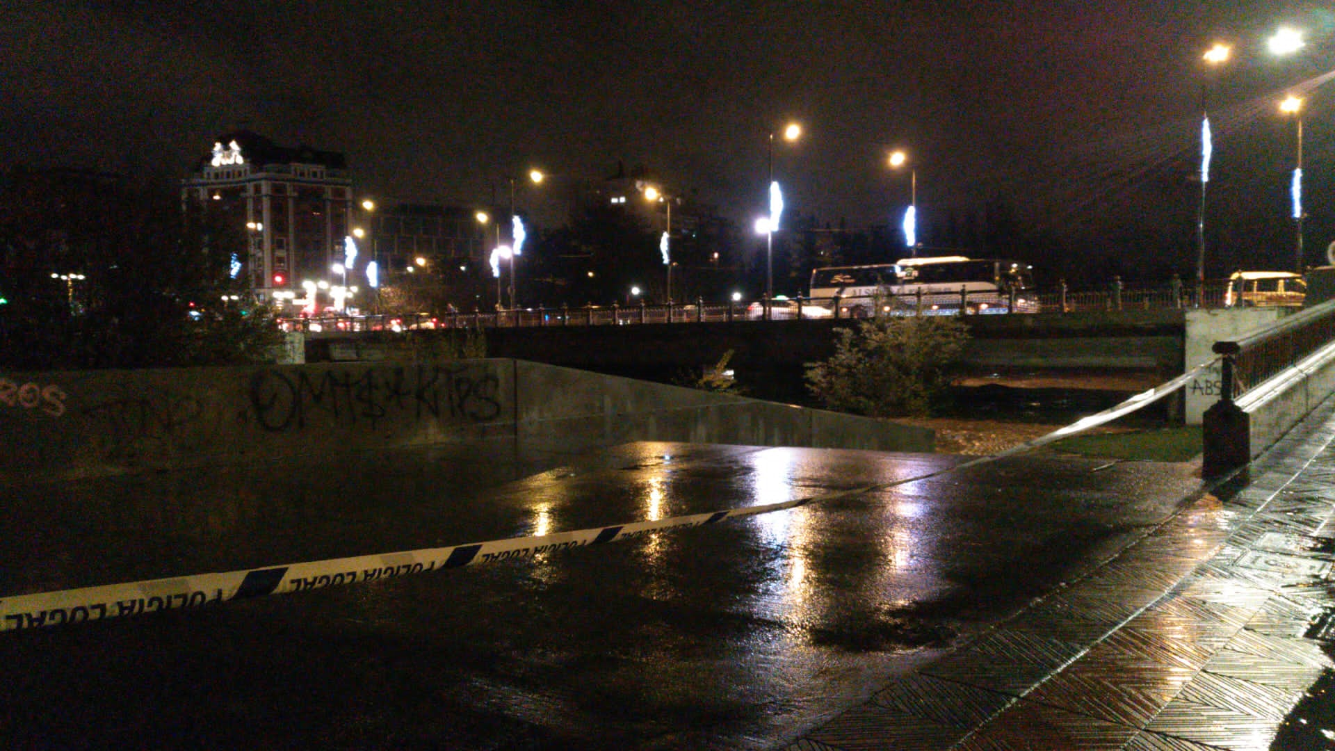 El caudal del Bernesga sobrepasa el cauce del río y obliga a cortar el Paseo de Salamanca en la capital