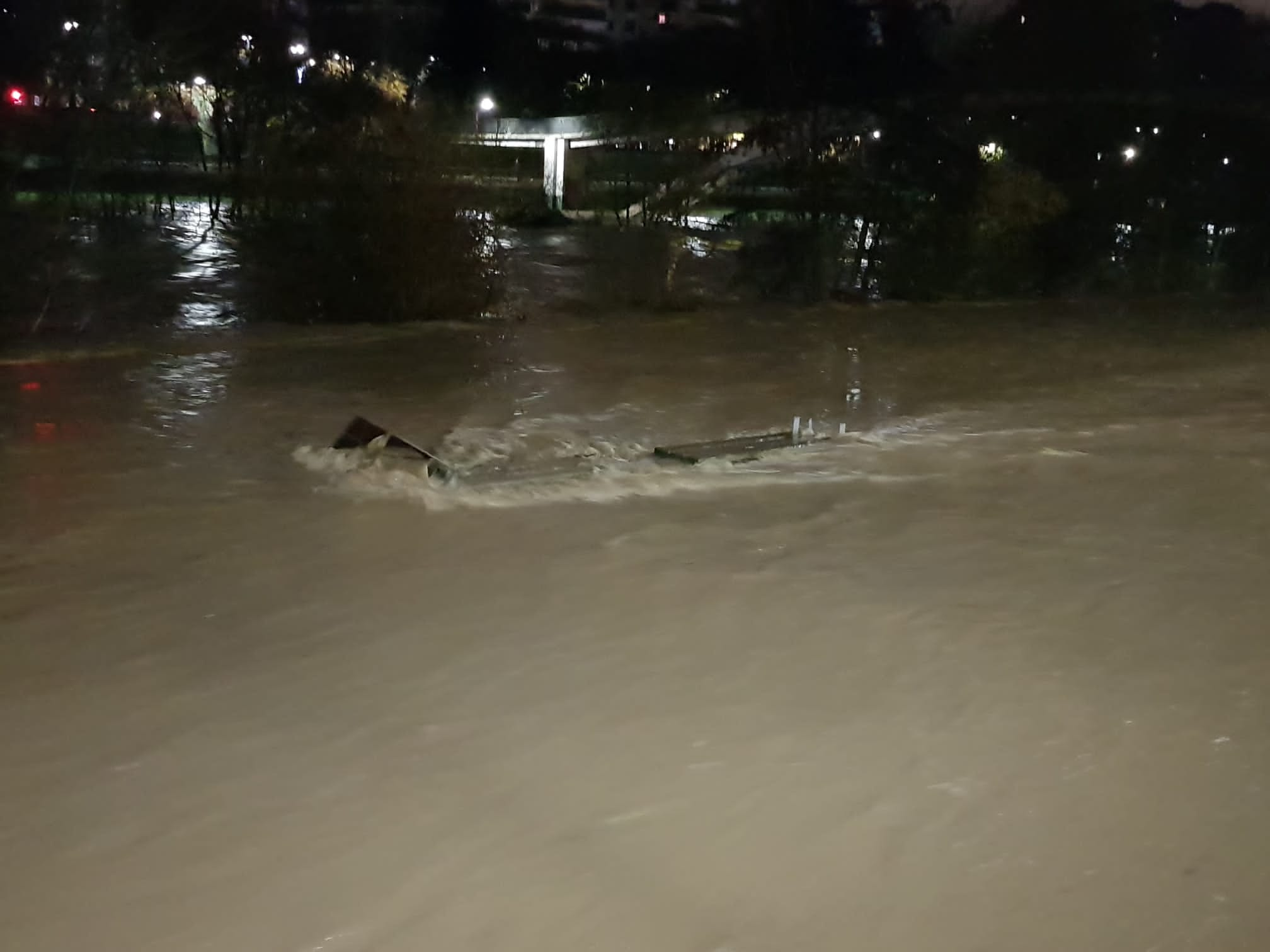 El caudal del Bernesga sobrepasa el cauce del río y obliga a cortar el Paseo de Salamanca en la capital