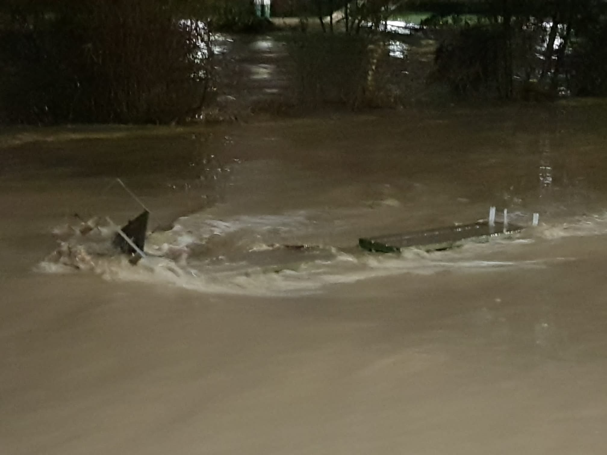 El caudal del Bernesga sobrepasa el cauce del río y obliga a cortar el Paseo de Salamanca en la capital