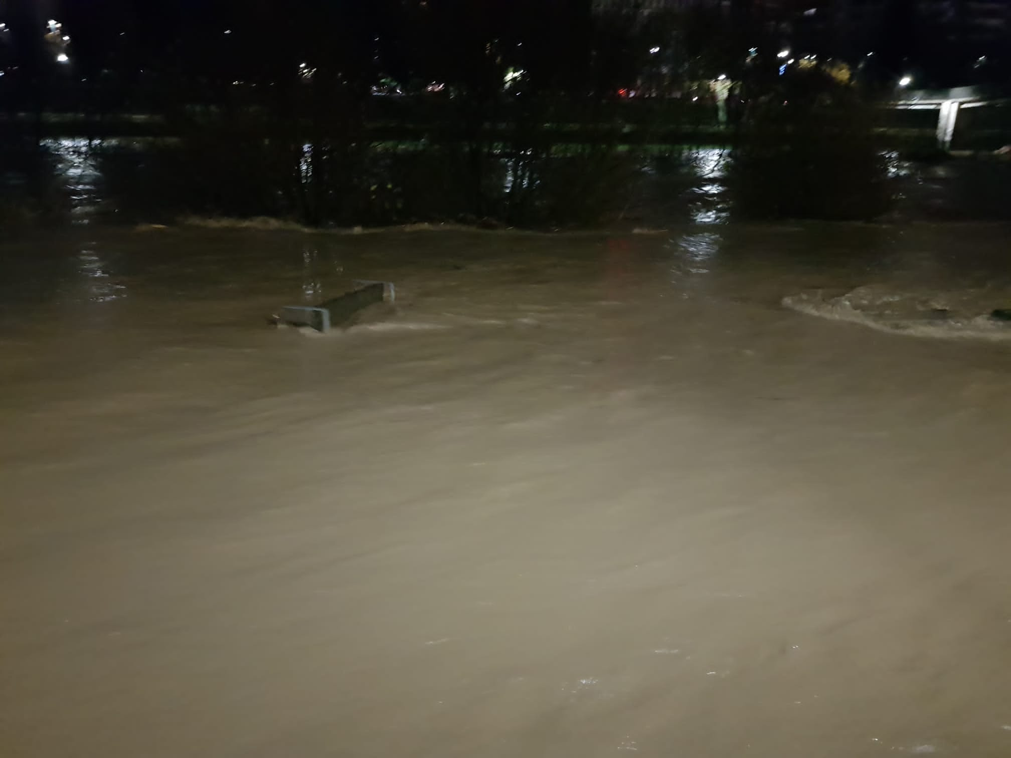 El caudal del Bernesga sobrepasa el cauce del río y obliga a cortar el Paseo de Salamanca en la capital