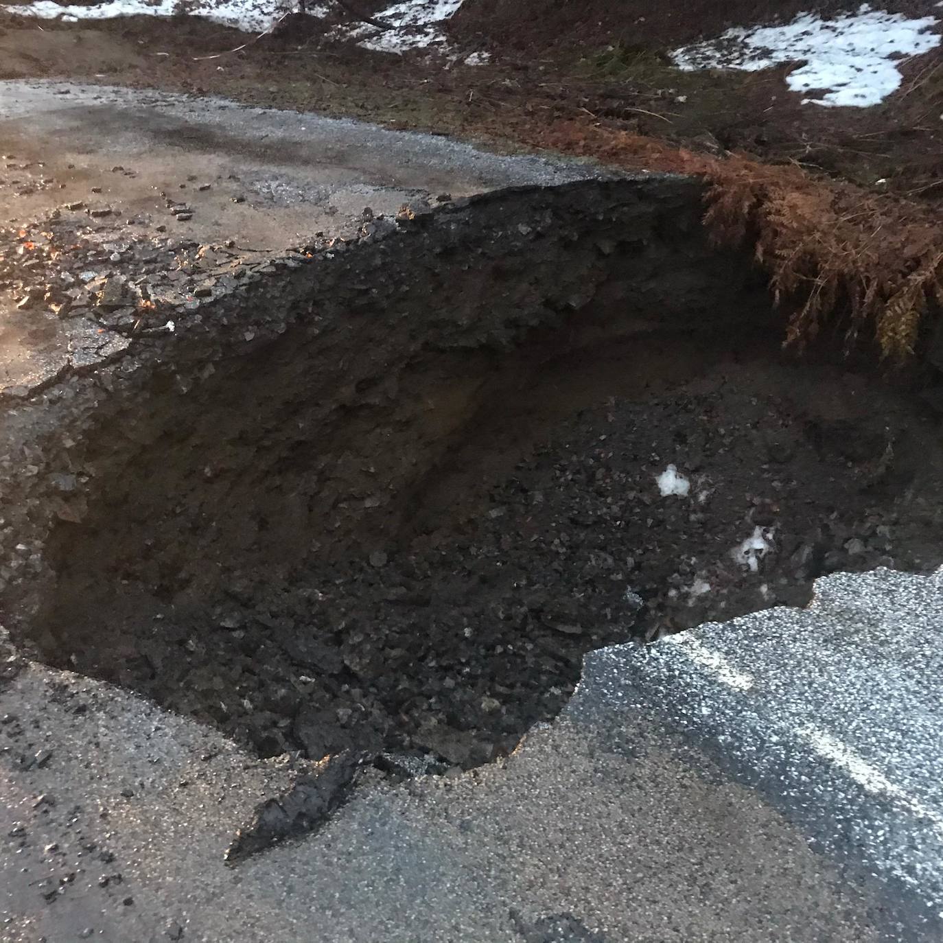 Fotos: La Diputación tramita ya como obra de emergencia el socavón de Pandetrave