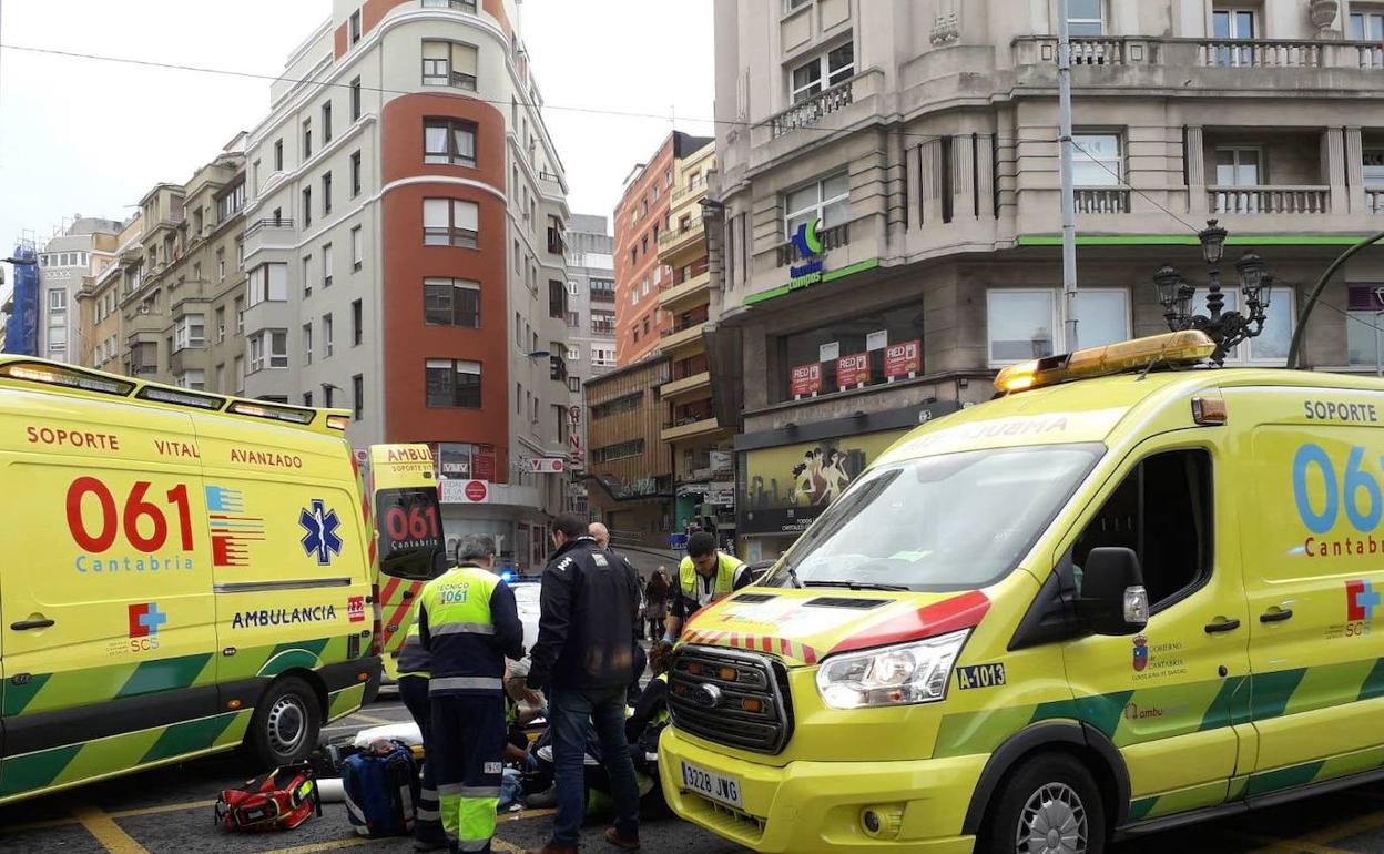 Una ambulancia del servicio de urgencias 061, en un accidente de tráfico.