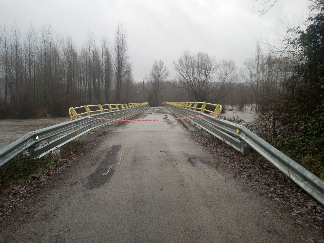 Localidades como Villaverde o Garrafe ven cómo las aguas del Torío inundan la zona tras la lluvia y el deshielo en las zonas de montaña