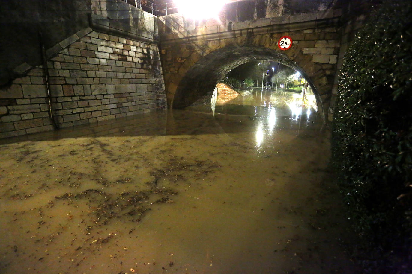 Los niveles alcanzados por el río, a su paso por León, crean una situación de alarma no recordad antes en la capital