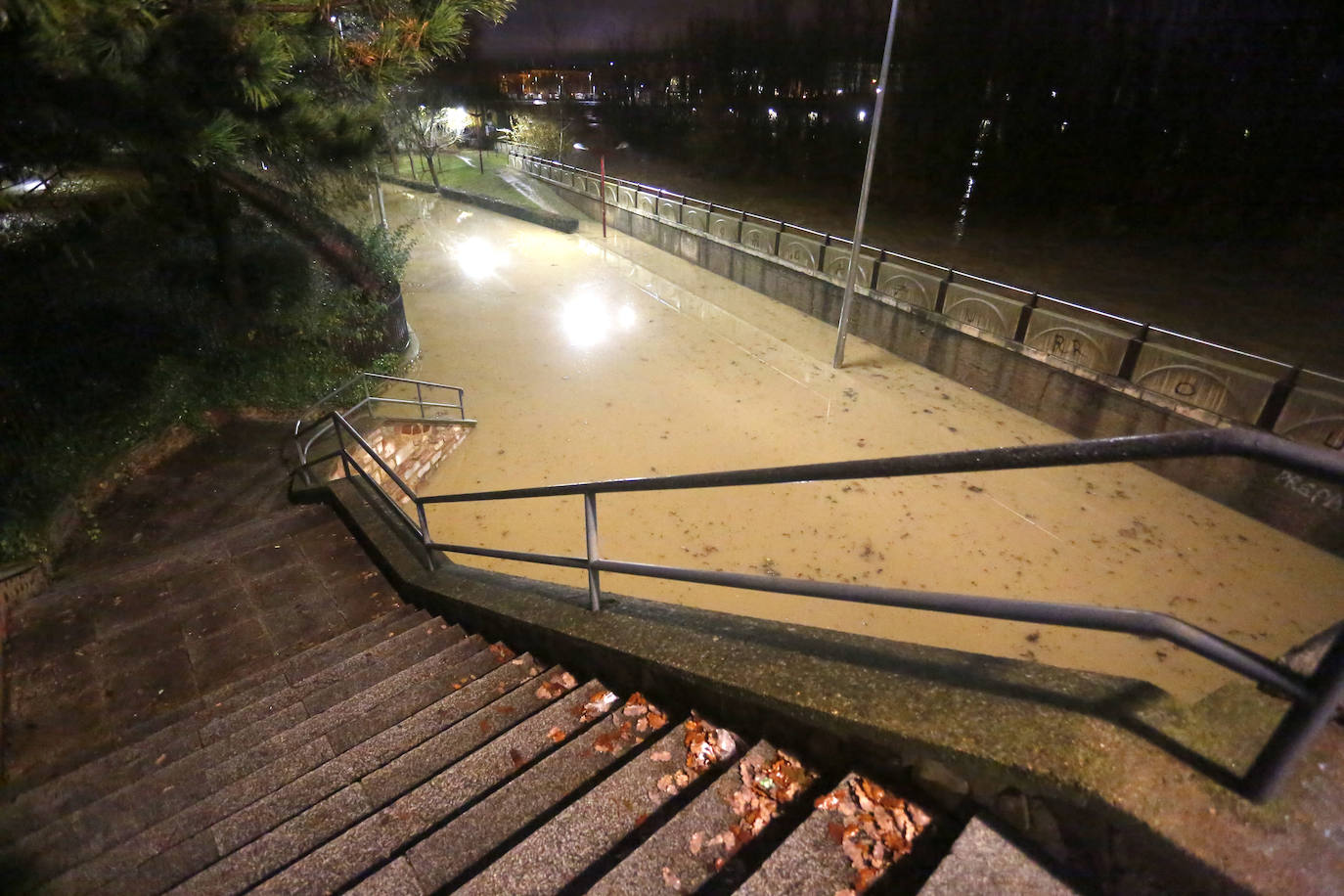 Los niveles alcanzados por el río, a su paso por León, crean una situación de alarma no recordad antes en la capital