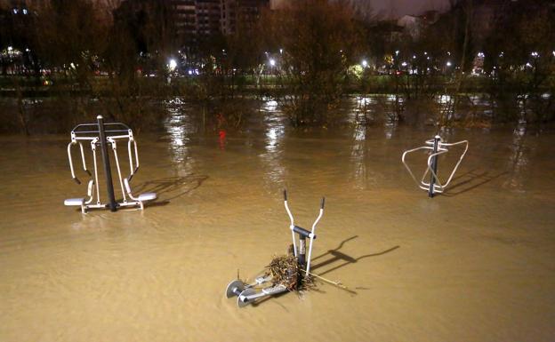 Galería. Instalaciones deportivas del Bernesga, cubiertas por el agua.