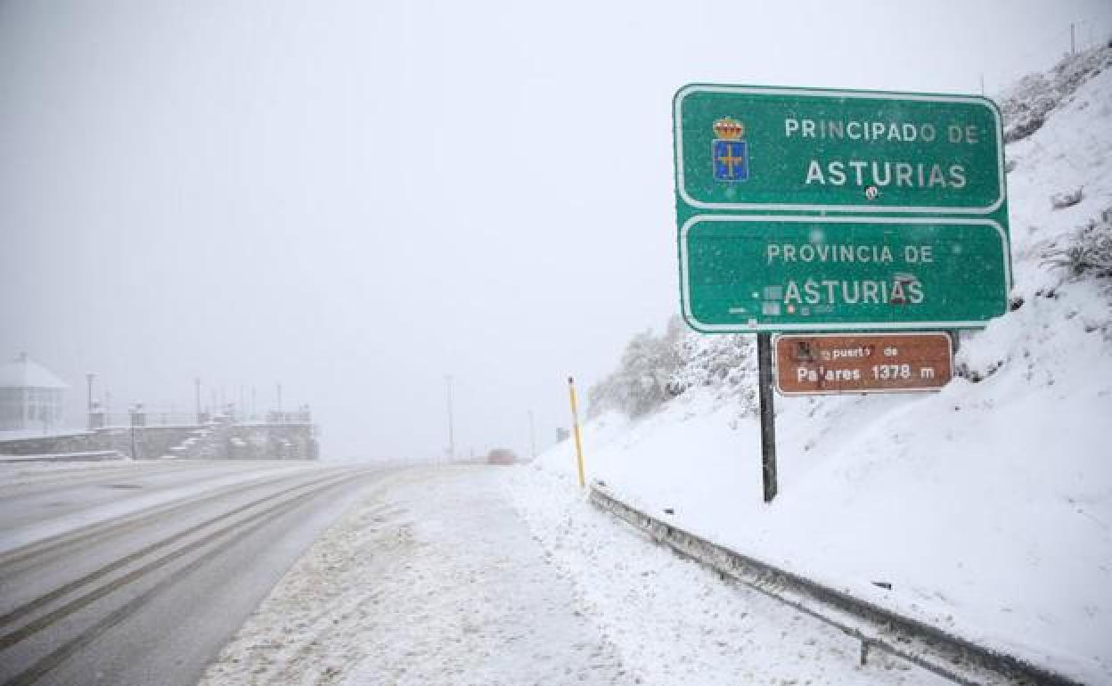 La nieve complica el tráfico en varios tramos de la red principal de la provincia de León