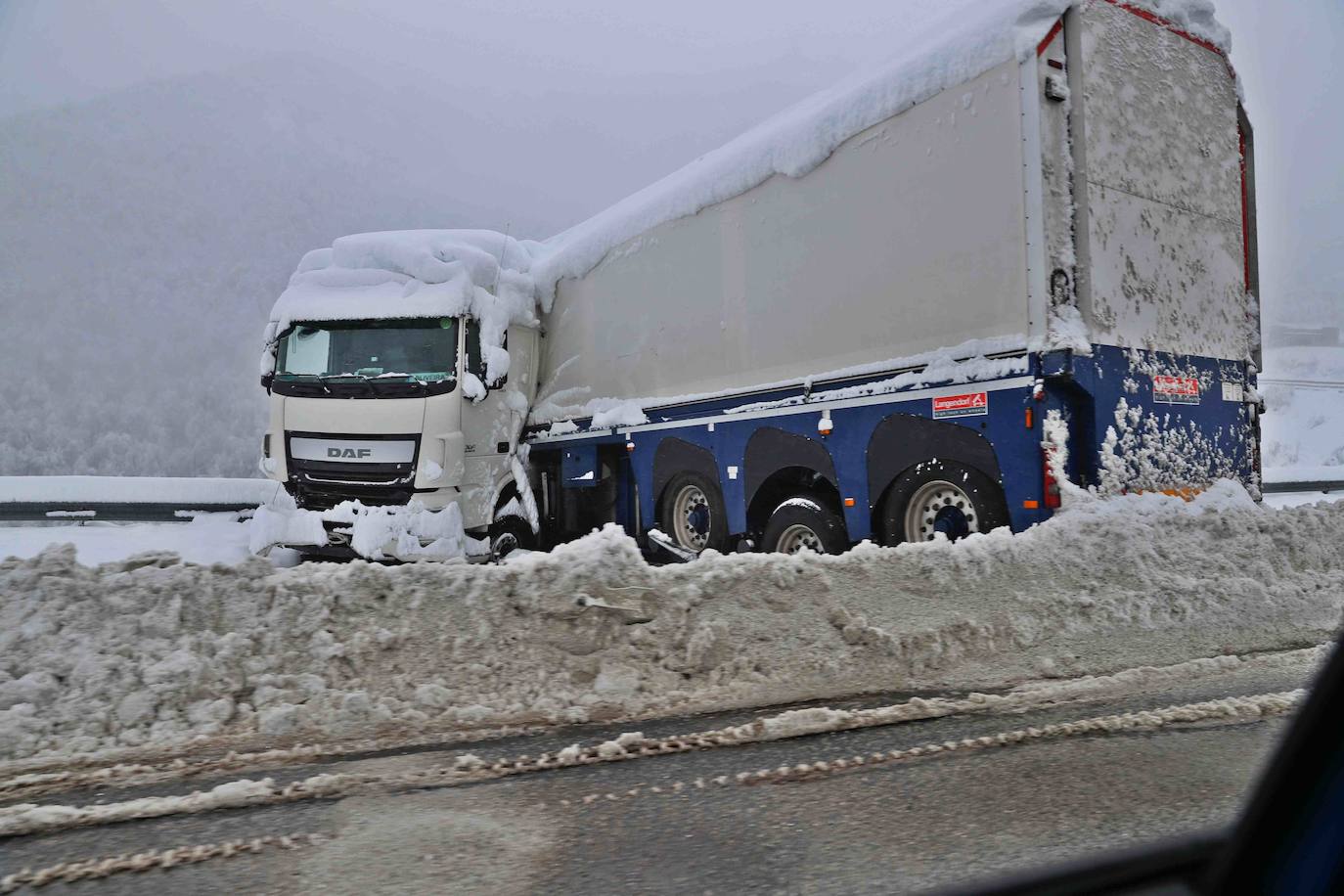 Complicada jornada en la región por las fuertes nevadas y el intenso frío, que mantiene la alerta naranja.