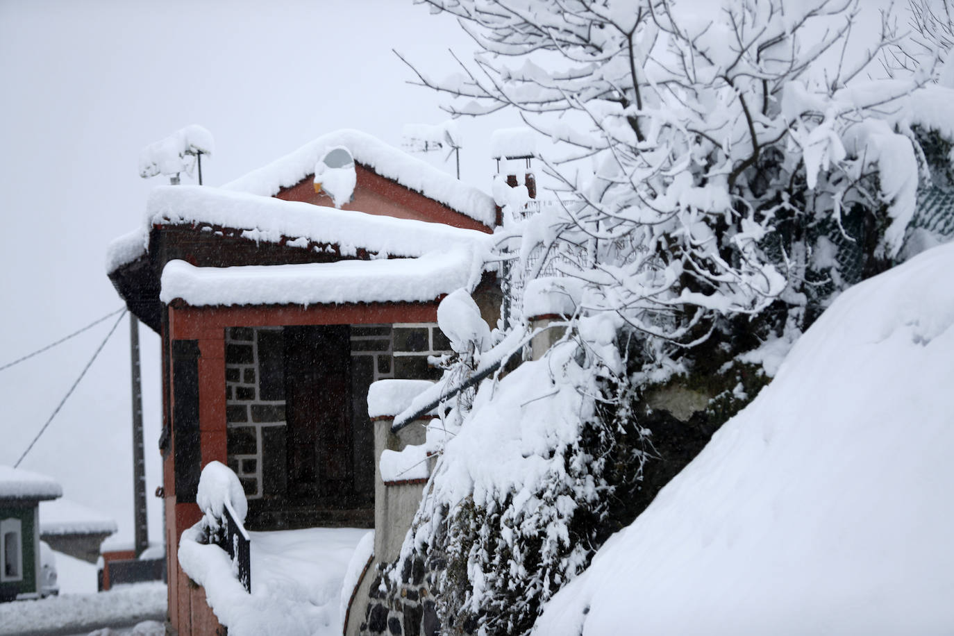 Complicada jornada en la región por las fuertes nevadas y el intenso frío, que mantiene la alerta naranja.