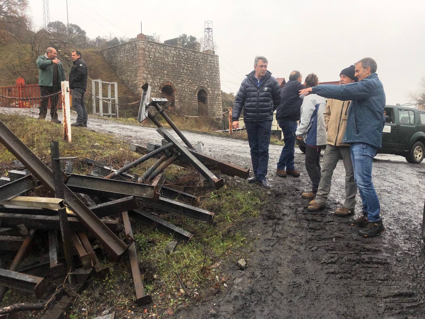 Fotos: La Junta coordina los trabajos para desviar el agua de la balsa del túnel de La Robla