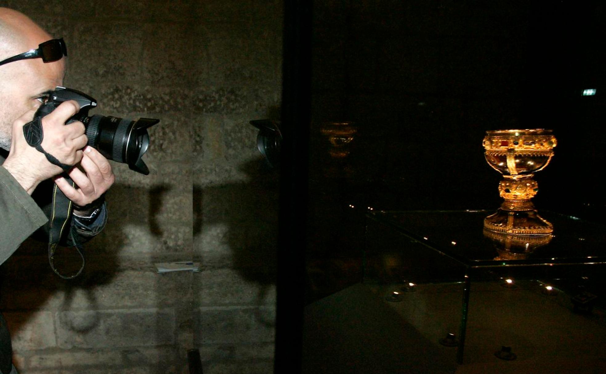 Un fotógrafo toma imágenes del Cáliz de Doña Urraca en el interior de su cristal blinado.