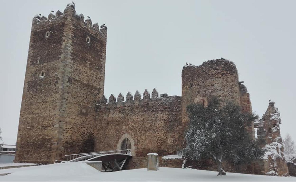 Castillo de Laguna de Negrillos nevado.