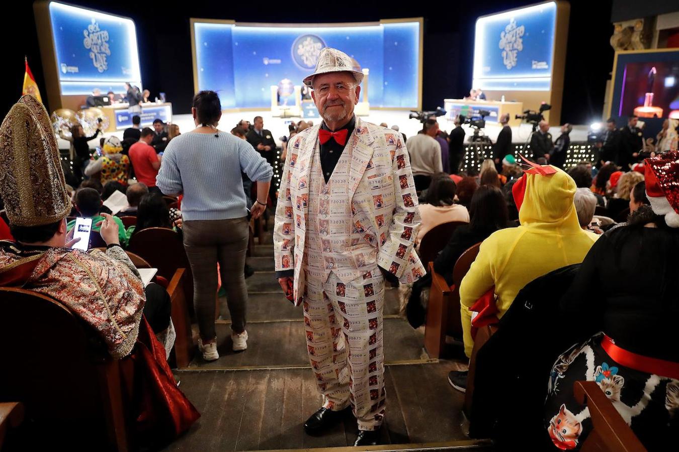 Un asistente al Teatro Real vestido de billete de Lotería.