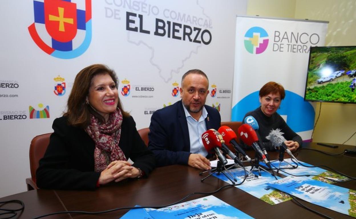 El presidente del Consejo Comarcal, Gerardo Álvarez Courel, junto a la presidenta de la DO Bierzo, Misericordia Bello (I), y la directora del Banco de Tierras, Beatriz Anievas (D), en la presentación de la campaña.