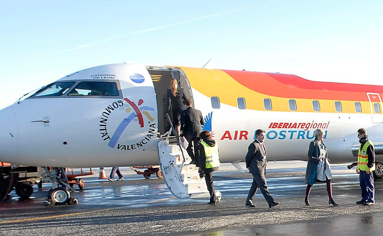 Imagen de un avión de Air Nostrum en el Aeropuerto de León en un enlace aéreo con París.