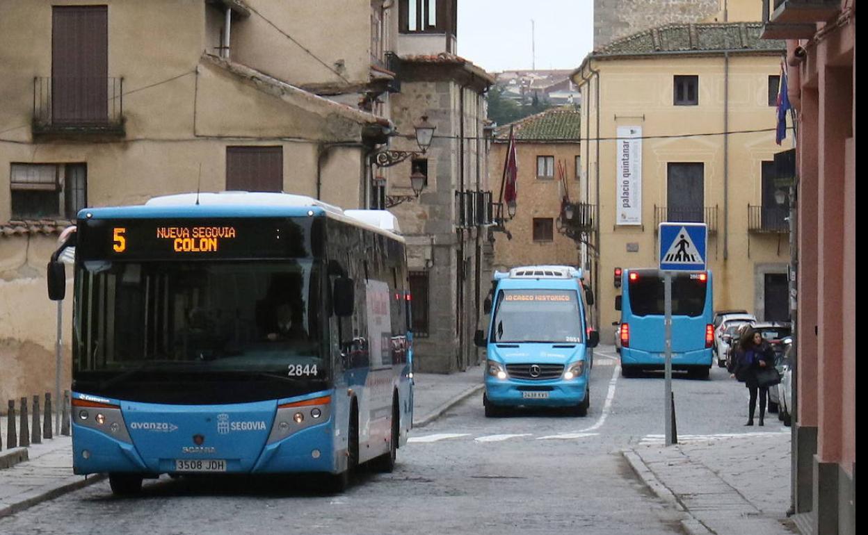 Varios autobuses circulan por la calle San Agustín. 