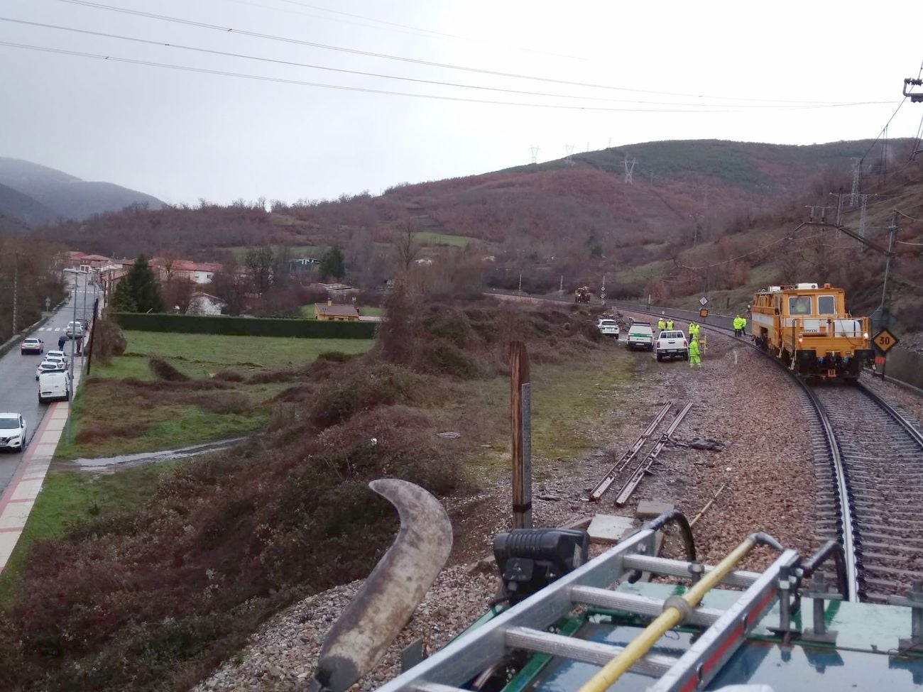 El desprendimiento de una roca en la 'Peña del Asno' en Puente de Alba ha provocado el corte de la conexión ferroviaria entre León y Asturias.