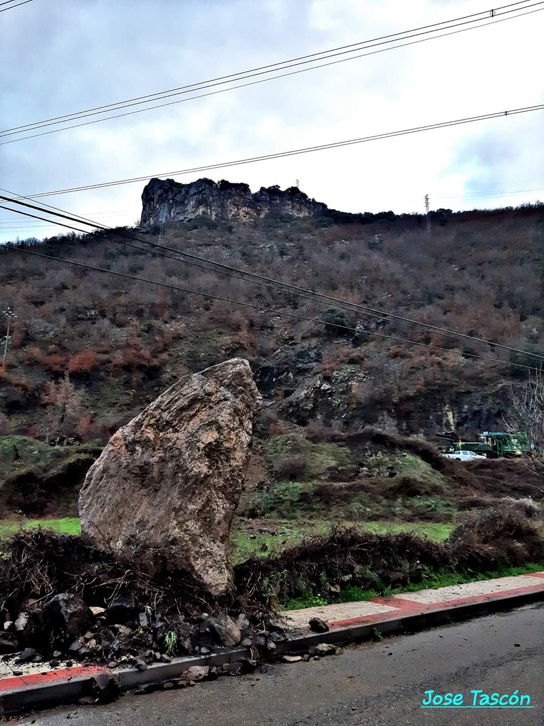 El desprendimiento de una roca en la 'Peña del Asno' en Puente de Alba ha provocado el corte de la conexión ferroviaria entre León y Asturias.