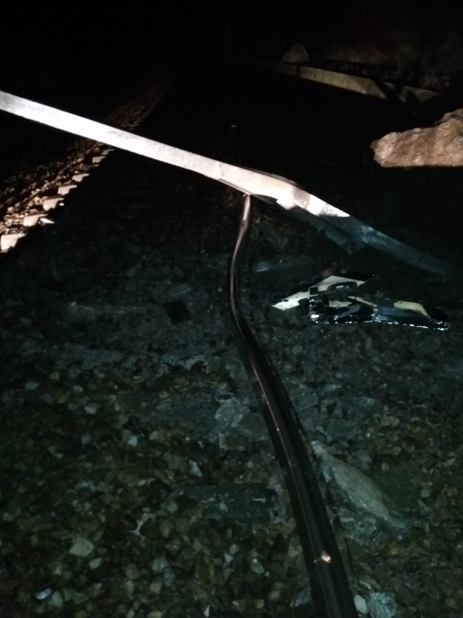 El desprendimiento de una roca en la 'Peña del Asno' en Puente de Alba ha provocado el corte de la conexión ferroviaria entre León y Asturias.