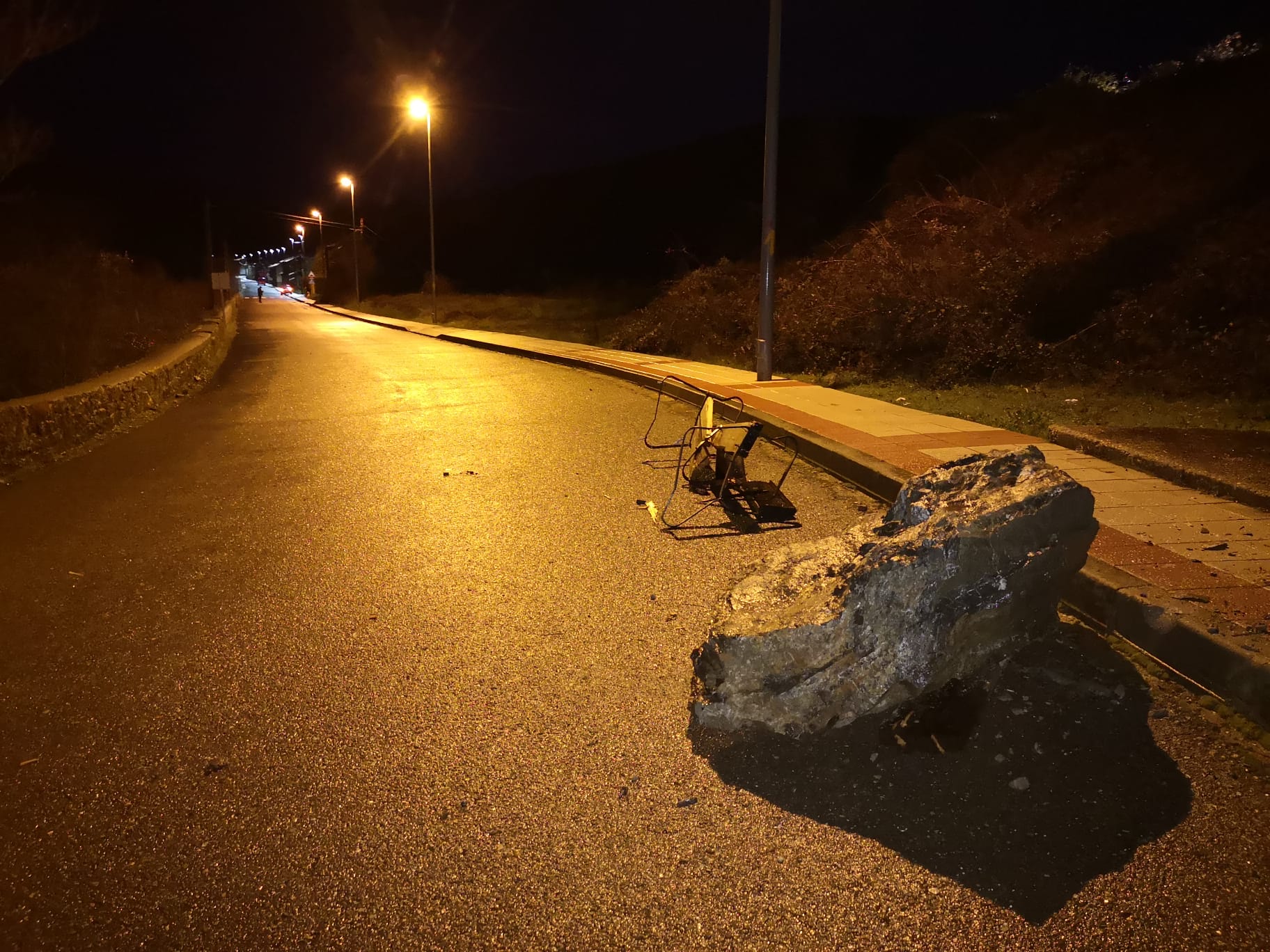 El desprendimiento de una roca en la 'Peña del Asno' en Puente de Alba ha provocado el corte de la conexión ferroviaria entre León y Asturias.