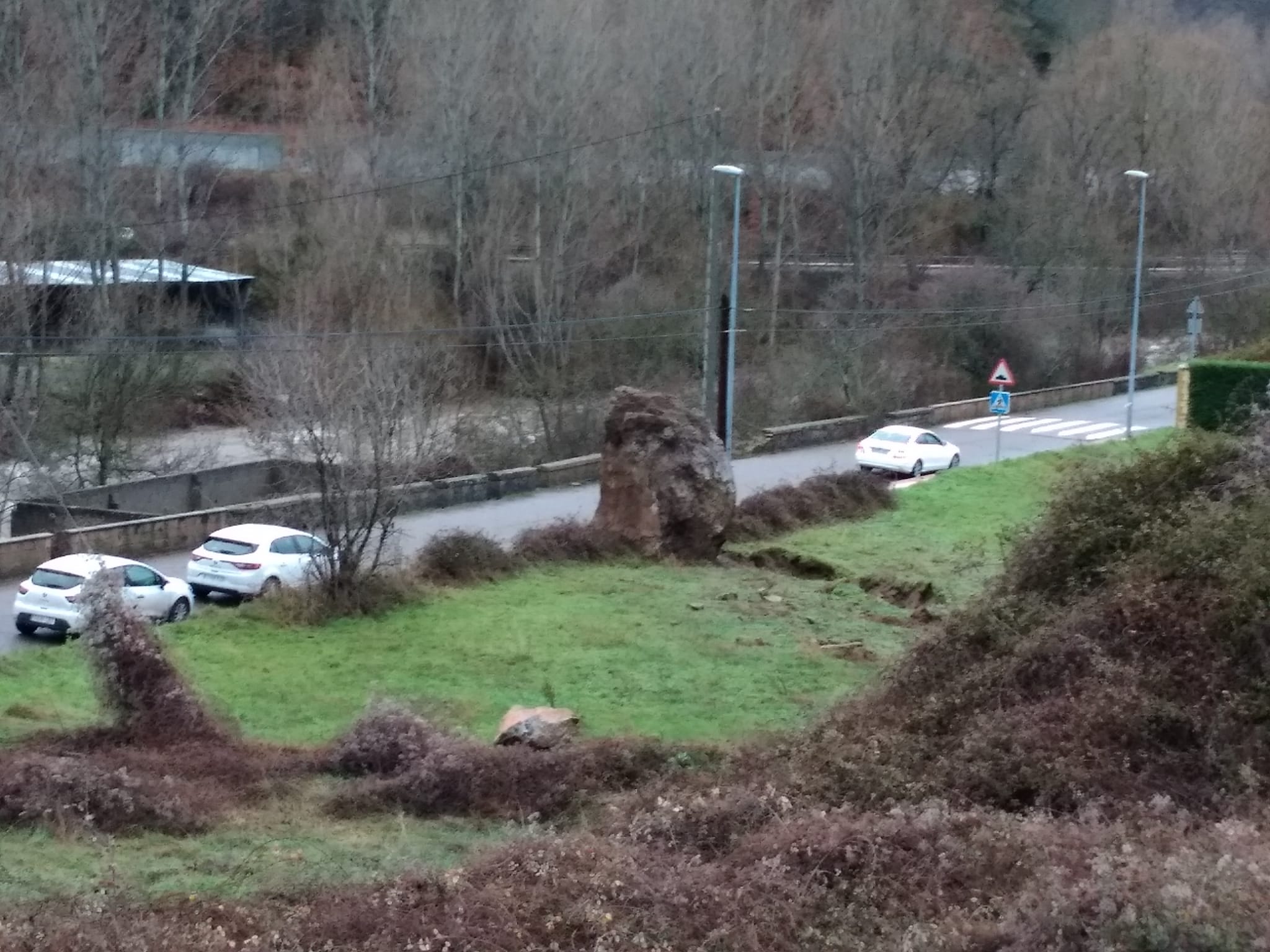 El desprendimiento de una roca en la 'Peña del Asno' en Puente de Alba ha provocado el corte de la conexión ferroviaria entre León y Asturias.