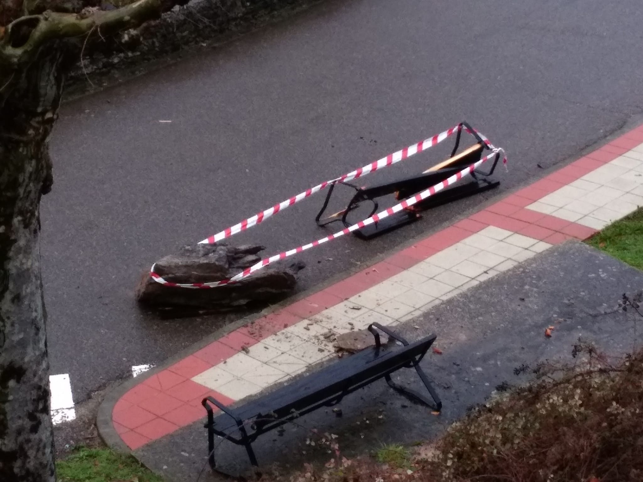 El desprendimiento de una roca en la 'Peña del Asno' en Puente de Alba ha provocado el corte de la conexión ferroviaria entre León y Asturias.