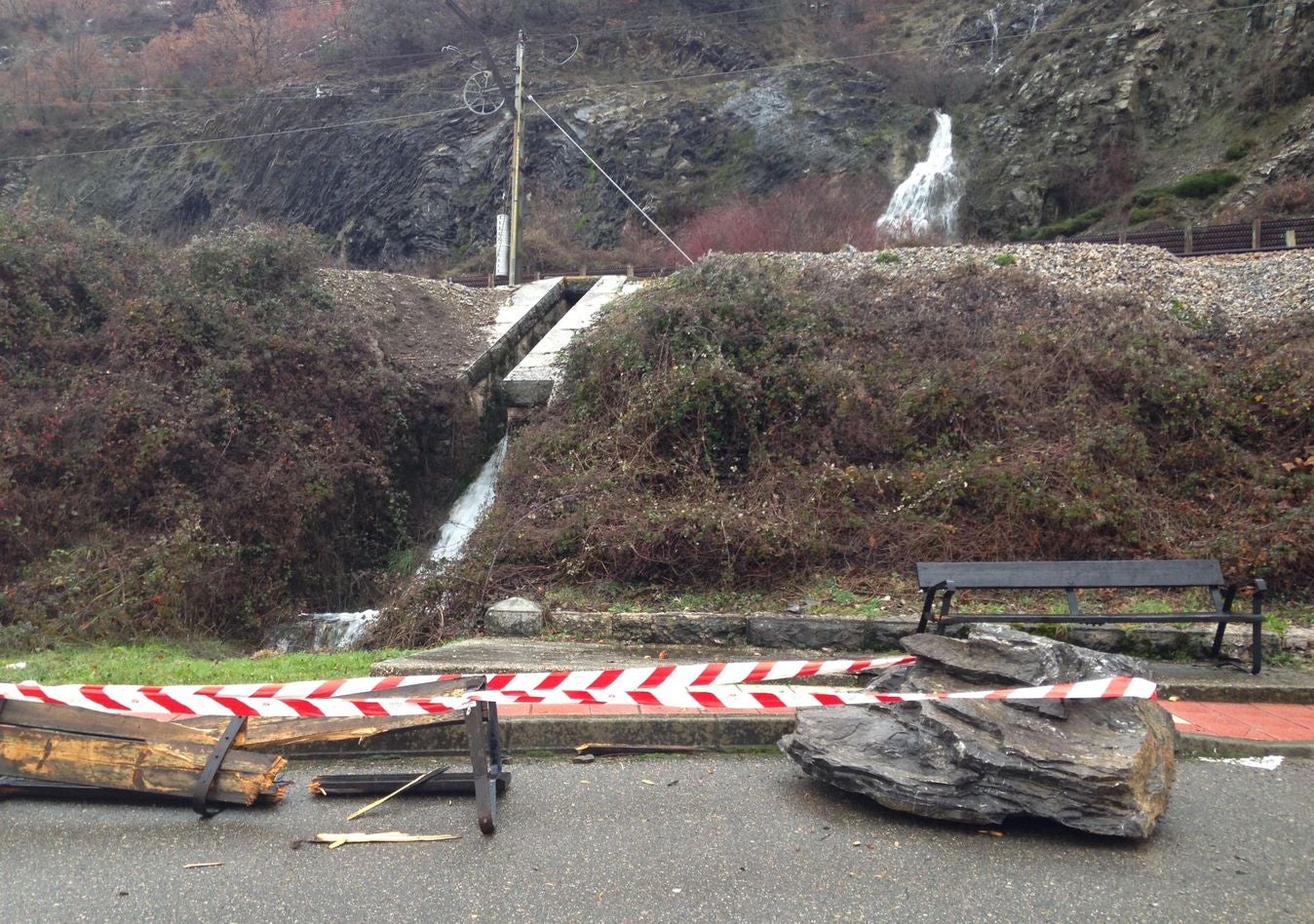 El desprendimiento de una roca en la 'Peña del Asno' en Puente de Alba ha provocado el corte de la conexión ferroviaria entre León y Asturias.