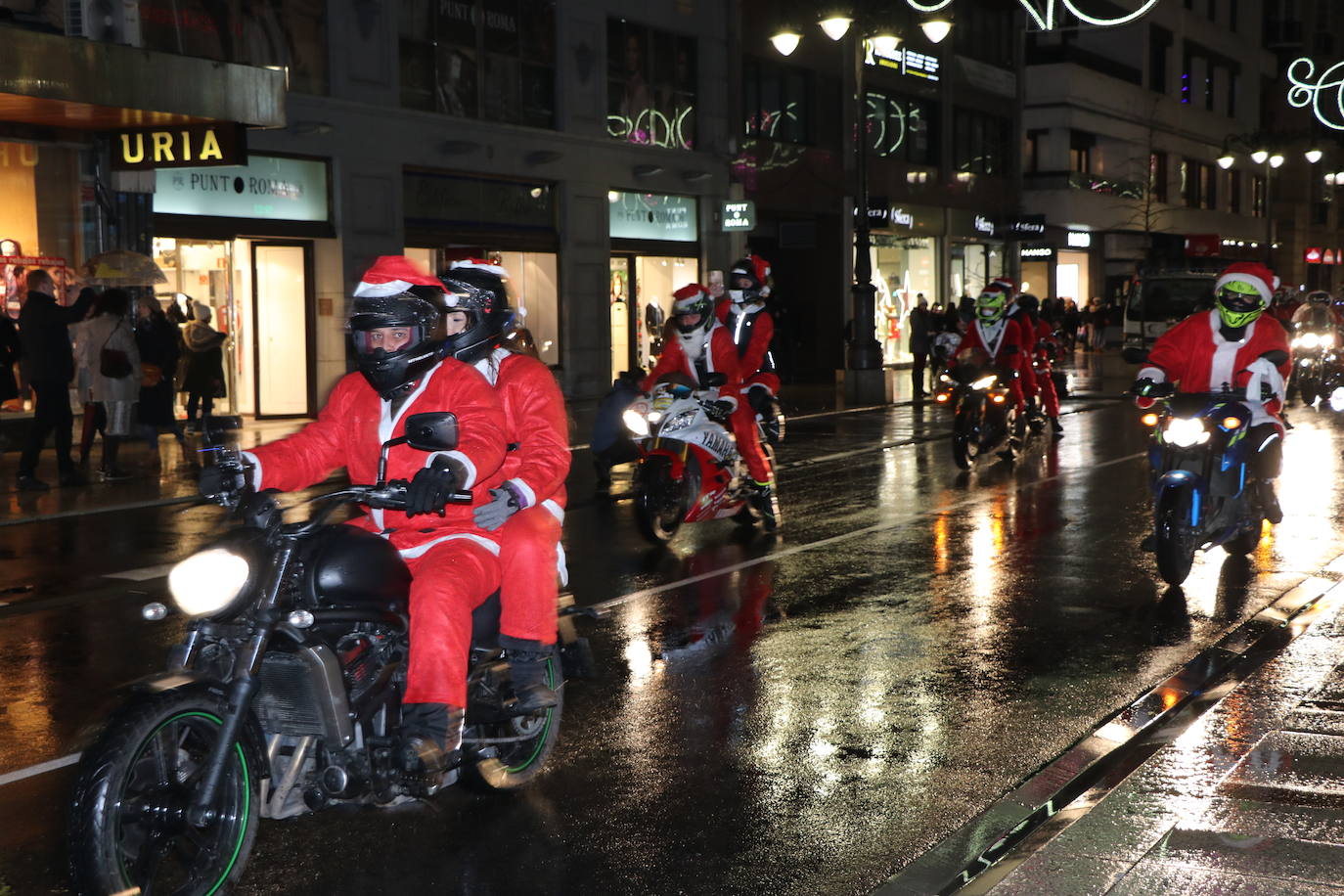 La III edición de la papanoelada motera llena las calles de la capital leonesa de Papá Noeles a dos ruedas en una iniciativa solidaria para recaudar fondos a favor de Aspace.