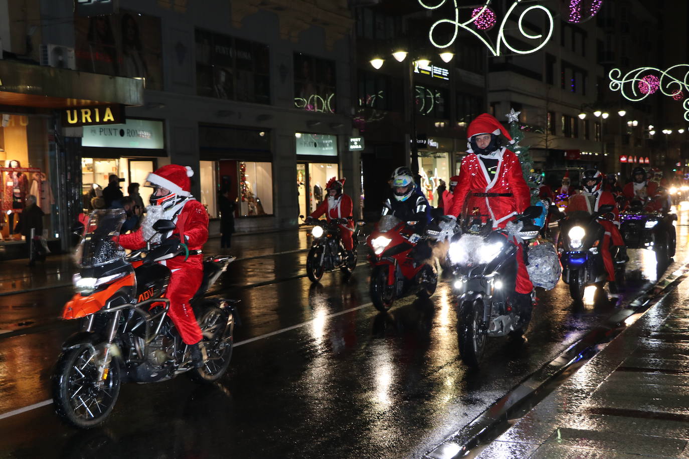 La III edición de la papanoelada motera llena las calles de la capital leonesa de Papá Noeles a dos ruedas en una iniciativa solidaria para recaudar fondos a favor de Aspace.