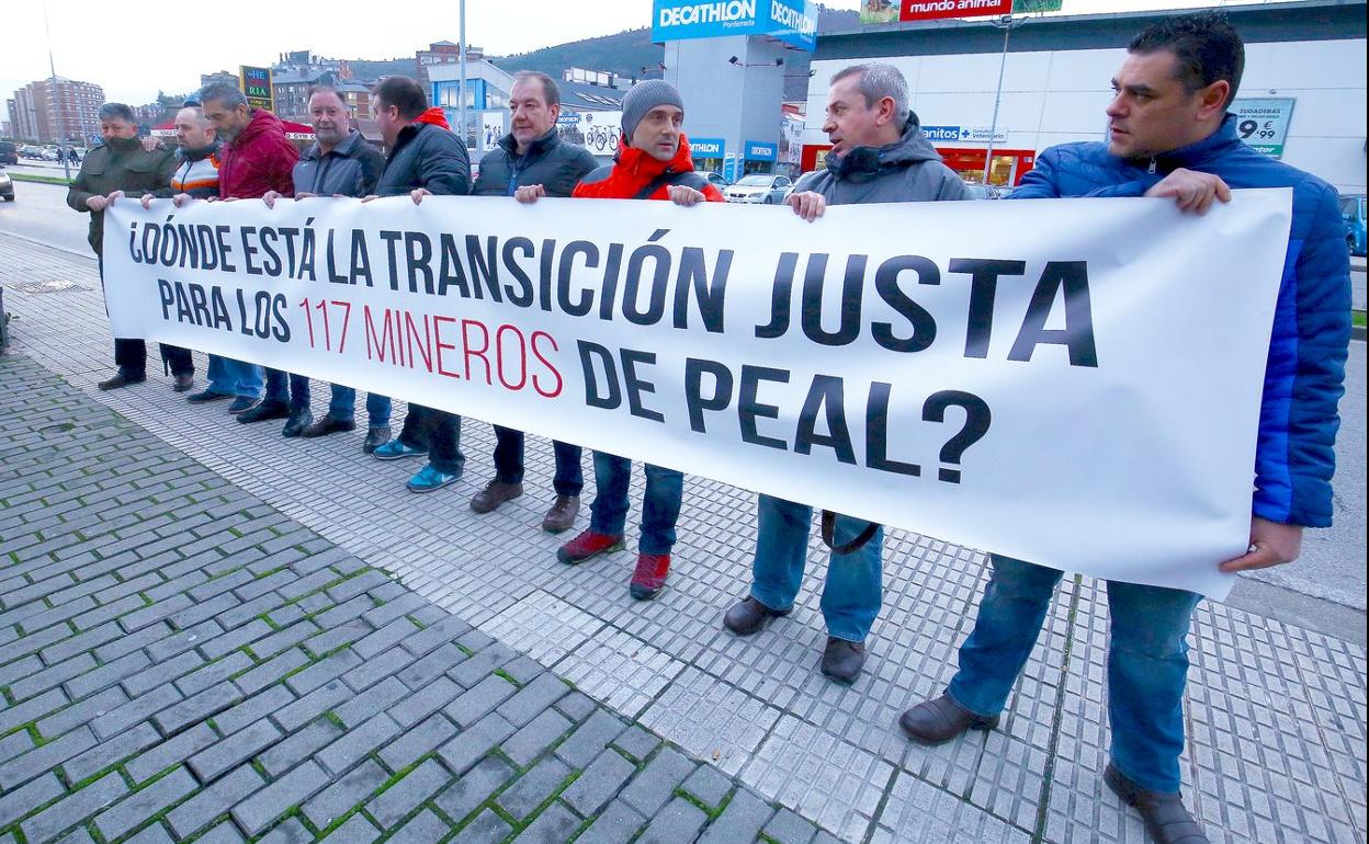 Trabajadores de Peal durante una protesta para reivindicar su inclusión en el régimen minero. 