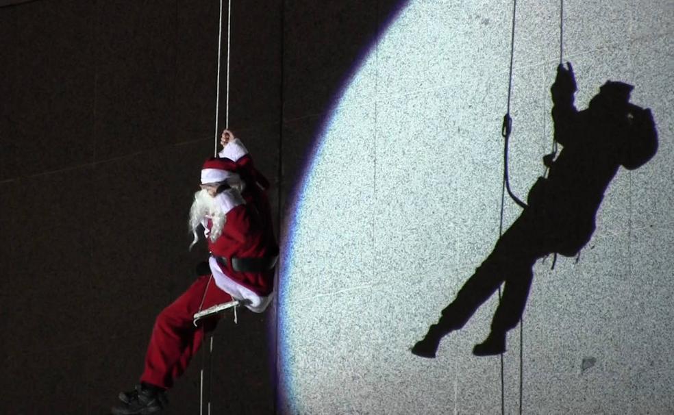 Papá Noel se ha descolgado con sumo cuidado en su maniobra.