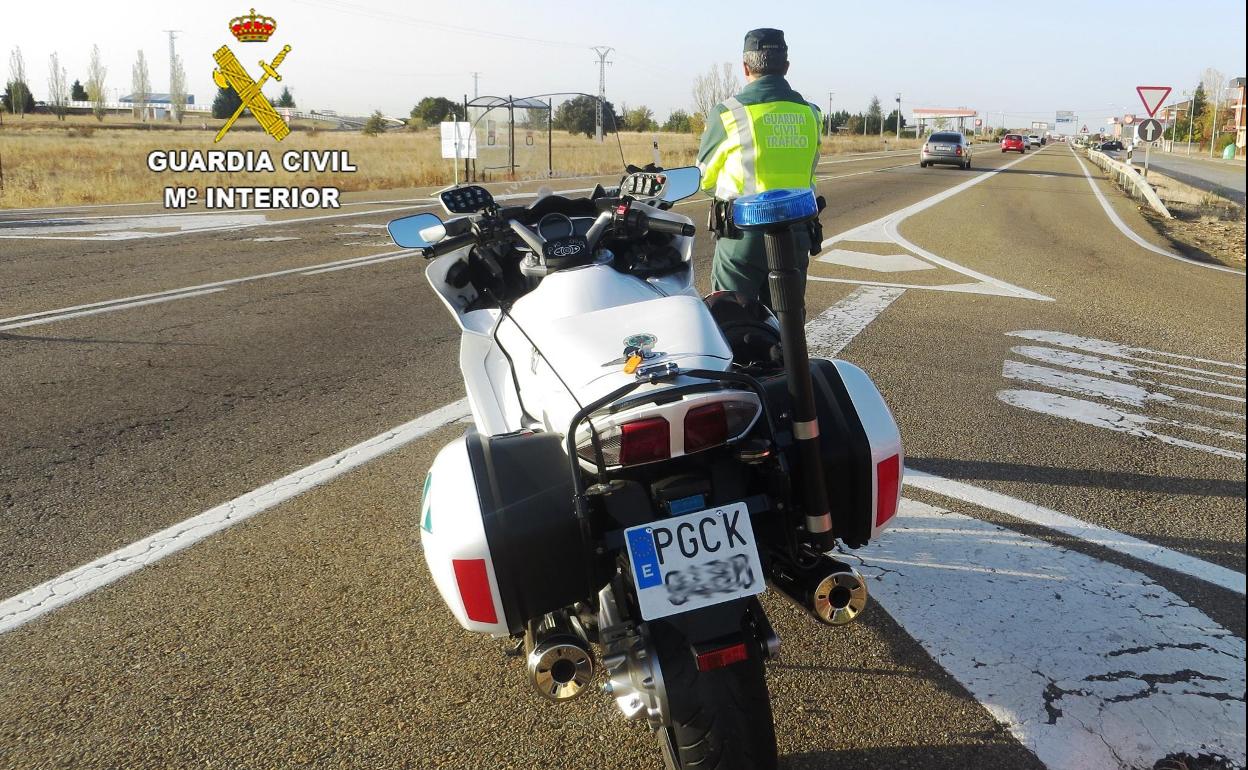 Un agente de la Guardia Civil, durante un control. 