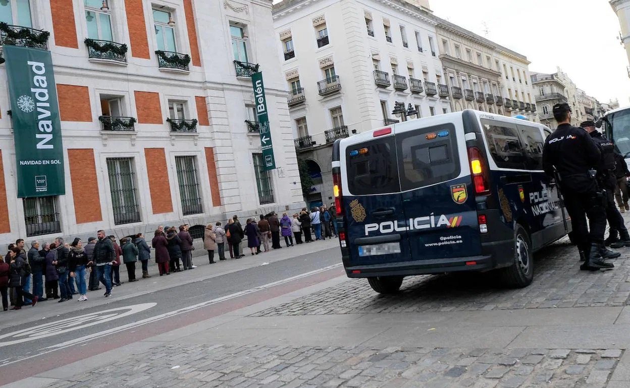 Una furgoneta de la Policía Nacional estacionada en la Plaza del Sol de Madrid.