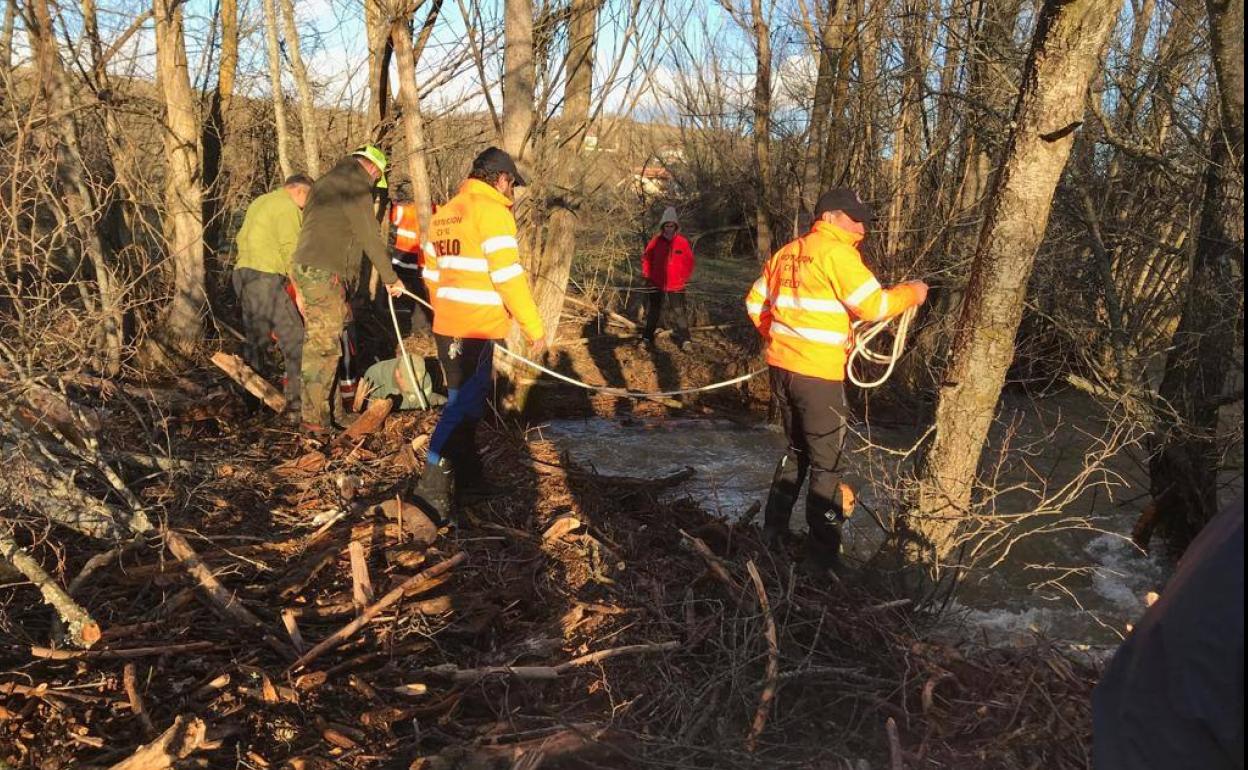 Algunos miembros del operativo durante la retirada de tapones del río.